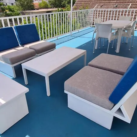 Mateo - One Bedroom - Blue *