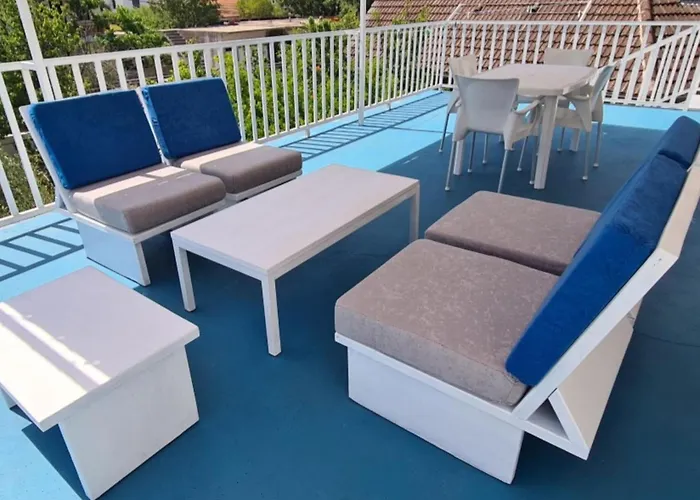 Mateo - One Bedroom - Blue *